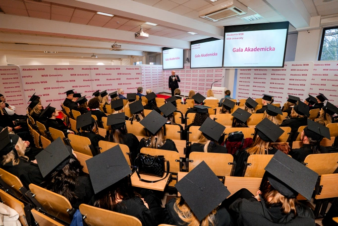Zdjęcie nr 2 z galerii Nowi absolwenci studi&oacute;w podyplomowych Akademii WSB odebrali dyplomy