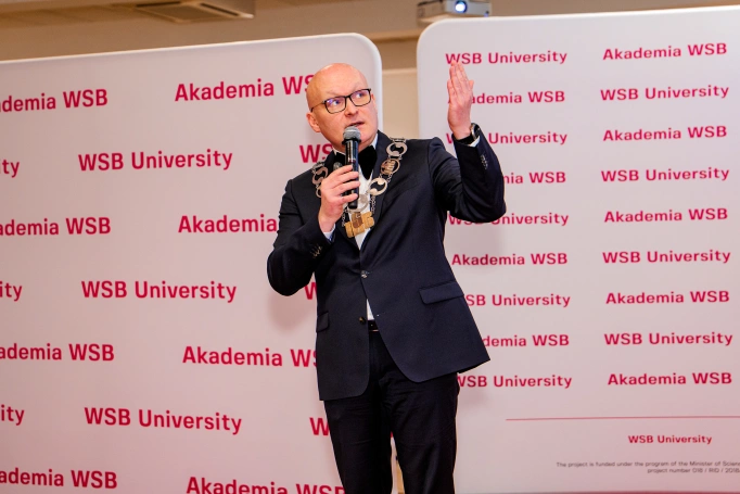 Zdjęcie nr 1 z galerii Nowi absolwenci studi&oacute;w podyplomowych Akademii WSB odebrali dyplomy