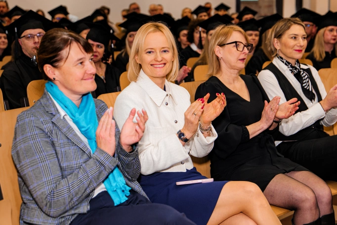 Zdjęcie nr 11 z galerii Nowi absolwenci studi&oacute;w podyplomowych Akademii WSB odebrali dyplomy