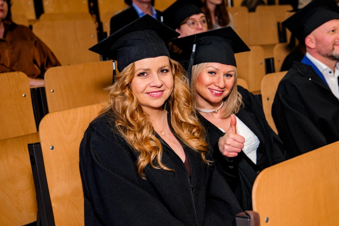 Zdjęcie nr 12 z galerii Nowi absolwenci studi&oacute;w podyplomowych Akademii WSB odebrali dyplomy