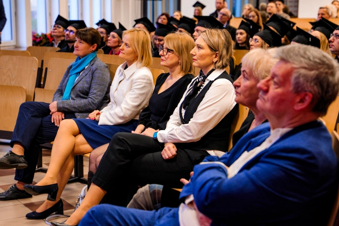 Zdjęcie nr 14 z galerii Nowi absolwenci studi&oacute;w podyplomowych Akademii WSB odebrali dyplomy