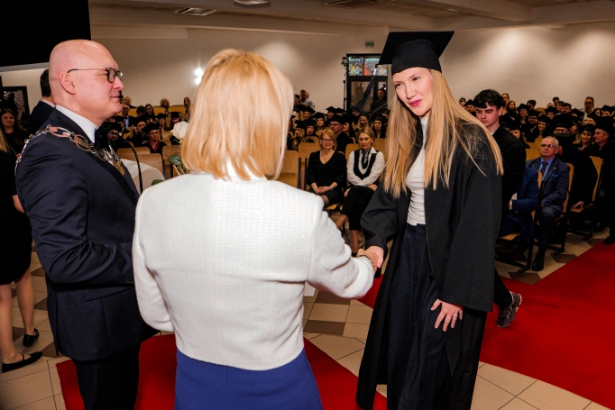 Zdjęcie nr 16 z galerii Nowi absolwenci studi&oacute;w podyplomowych Akademii WSB odebrali dyplomy