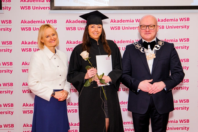Zdjęcie nr 17 z galerii Nowi absolwenci studi&oacute;w podyplomowych Akademii WSB odebrali dyplomy