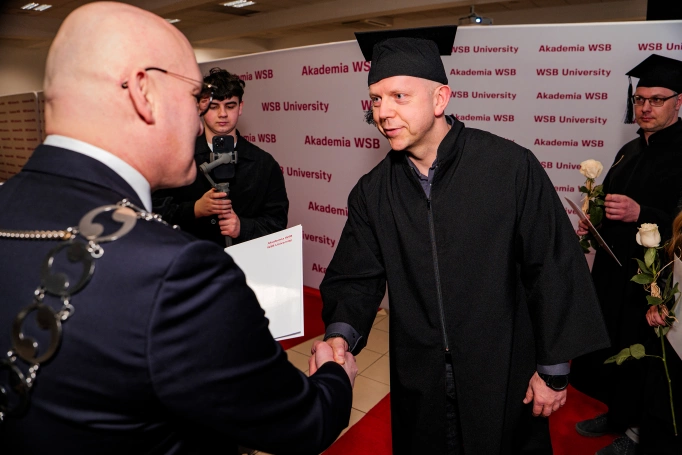 Zdjęcie nr 19 z galerii Nowi absolwenci studi&oacute;w podyplomowych Akademii WSB odebrali dyplomy