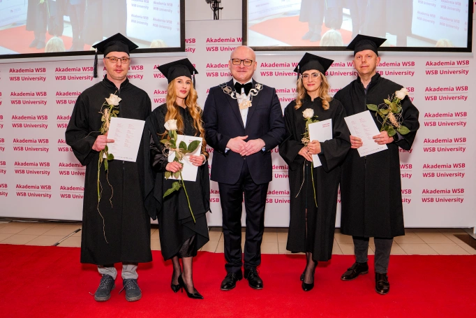 Zdjęcie nr 20 z galerii Nowi absolwenci studi&oacute;w podyplomowych Akademii WSB odebrali dyplomy