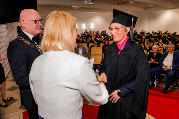 Zdjęcie nr 22 z galerii Nowi absolwenci studi&oacute;w podyplomowych Akademii WSB odebrali dyplomy