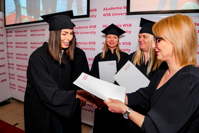 Zdjęcie nr 25 z galerii Nowi absolwenci studi&oacute;w podyplomowych Akademii WSB odebrali dyplomy