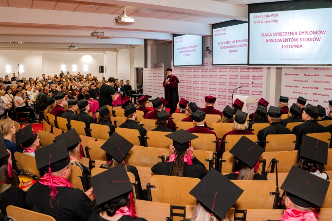 Zdjęcie nr 23 z galerii Gala studi&oacute;w I stopnia w Dąbrowie G&oacute;rniczej 26.03