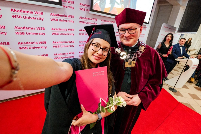 Zdjęcie nr 33 z galerii Gala studi&oacute;w I stopnia w Dąbrowie G&oacute;rniczej 26.03