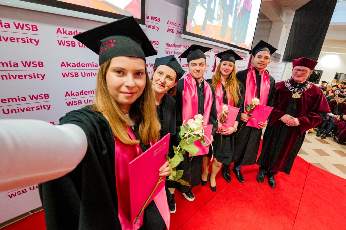 Zdjęcie nr 35 z galerii Gala studi&oacute;w I stopnia w Dąbrowie G&oacute;rniczej 26.03