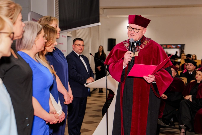 Zdjęcie nr 44 z galerii Gala studi&oacute;w I stopnia w Dąbrowie G&oacute;rniczej 26.03