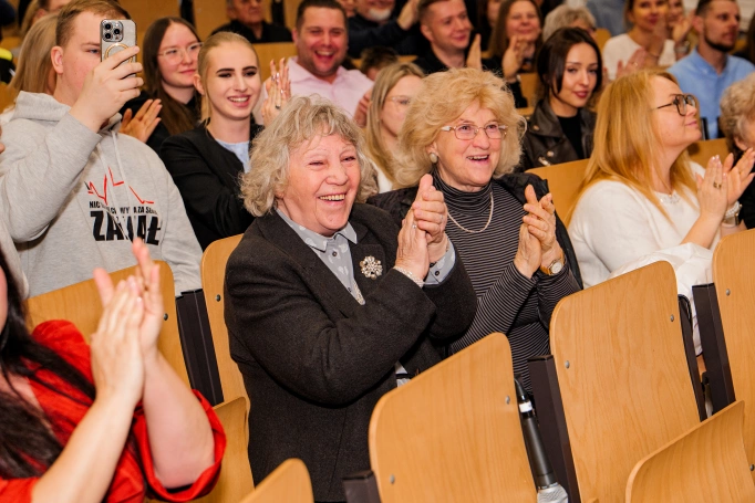 Zdjęcie nr 53 z galerii Gala studi&oacute;w I stopnia w Dąbrowie G&oacute;rniczej 26.03