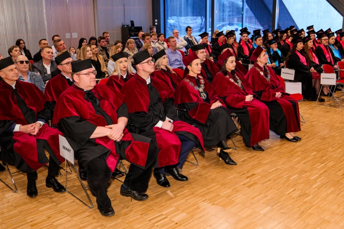 Zdjęcie nr 16 z galerii Diplomas, distinctions, and a new stage. The Graduation Gala of WSB University in Krak&oacute;w