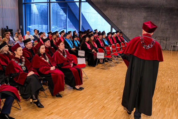 Zdjęcie nr 17 z galerii Diplomas, distinctions, and a new stage. The Graduation Gala of WSB University in Krak&oacute;w