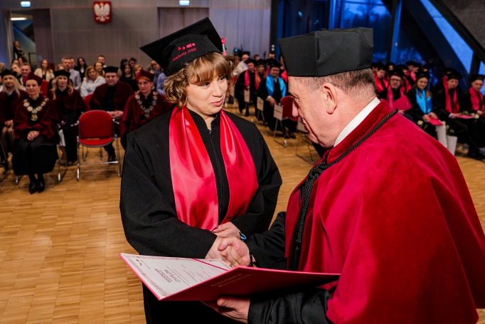 Zdjęcie nr 22 z galerii Diplomas, distinctions, and a new stage. The Graduation Gala of WSB University in Krak&oacute;w