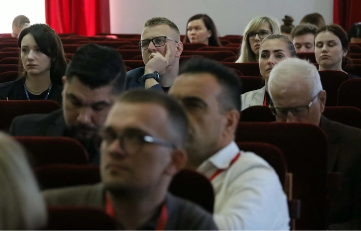 Zdjęcie nr 4 z galerii Przedstawiciele Koła Naukowego GARDA na Międzynarodowej Konferencji &bdquo;Społeczeństw przyszłości &ndash; interdyscyplinarne scenariusze rozwoju&rdquo; w Radomiu