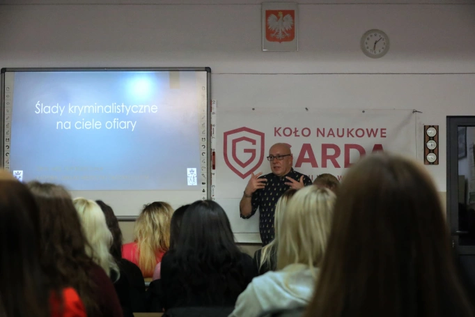 Zdjęcie nr 1 z galerii Ślady kryminalistyczne z perspektywy medycyny sądowej &ndash; wykład dr. Filipa Bolechały