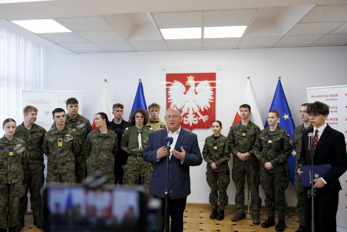 Zdjęcie nr 2 z galerii Młodzi, mundur i przyszłość &ndash; międzypokoleniowa dyskusja o bezpieczeństwie