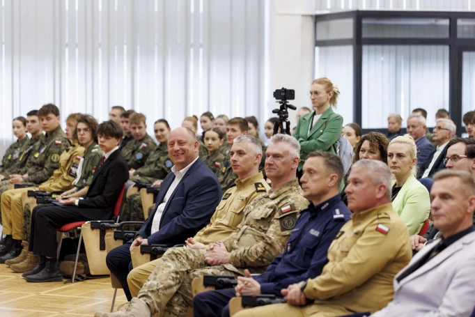 Zdjęcie nr 3 z galerii Młodzi, mundur i przyszłość &ndash; międzypokoleniowa dyskusja o bezpieczeństwie