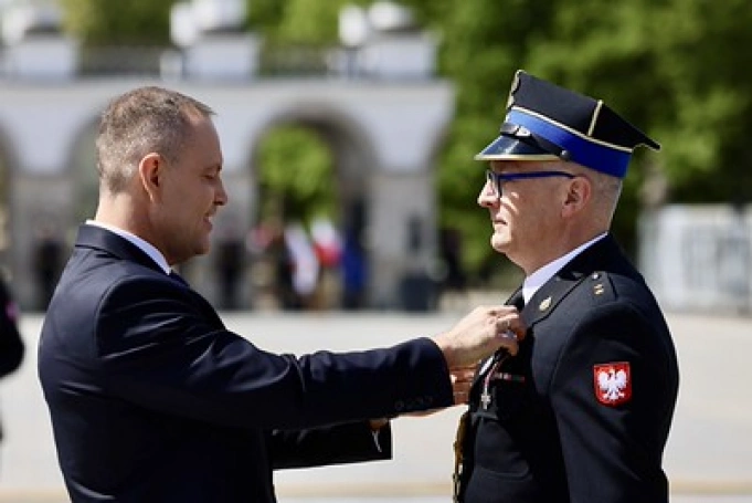 Zdjęcie nr 1 z galerii Duma z munduru i wierność służbie. Warszawa: centralne obchody Dnia Strażaka z udziałem przedstawicieli Akademii WSB