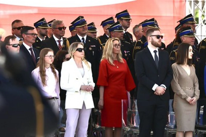 Zdjęcie nr 7 z galerii Duma z munduru i wierność służbie. Warszawa: centralne obchody Dnia Strażaka z udziałem przedstawicieli Akademii WSB