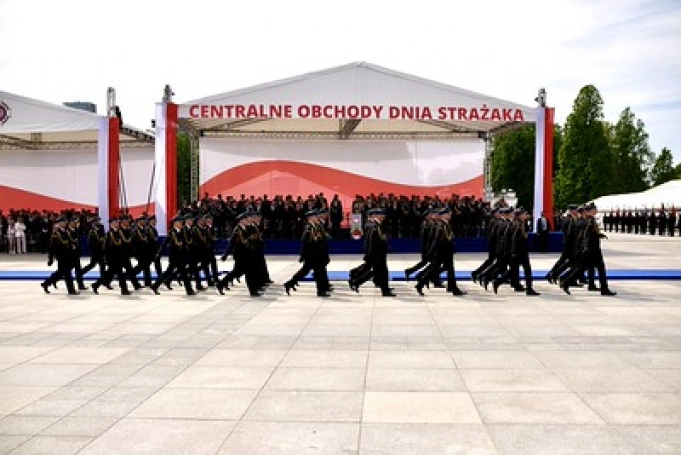 Zdjęcie nr 6 z galerii Duma z munduru i wierność służbie. Warszawa: centralne obchody Dnia Strażaka z udziałem przedstawicieli Akademii WSB