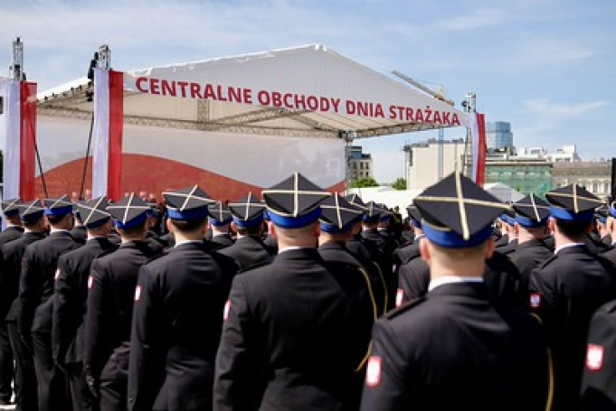 Zdjęcie nr 4 z galerii Duma z munduru i wierność służbie. Warszawa: centralne obchody Dnia Strażaka z udziałem przedstawicieli Akademii WSB