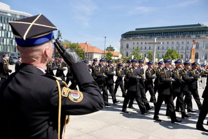 Zdjęcie nr 3 z galerii Duma z munduru i wierność służbie. Warszawa: centralne obchody Dnia Strażaka z udziałem przedstawicieli Akademii WSB