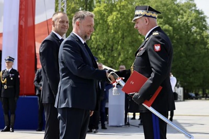 Zdjęcie nr 2 z galerii Duma z munduru i wierność służbie. Warszawa: centralne obchody Dnia Strażaka z udziałem przedstawicieli Akademii WSB