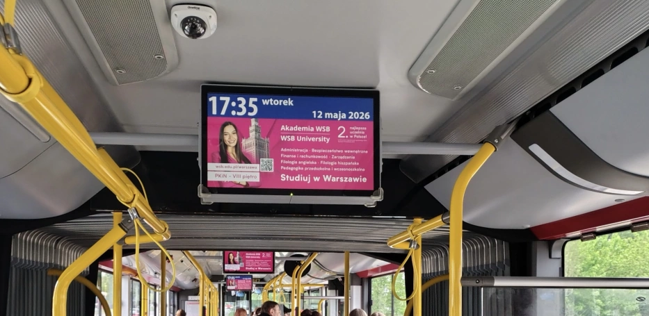Zdjęcie nr 1 z galerii Uważaj to nie chmury to Pałac Kultury. Reklamy Akademii WSB w stołecznej komunikacji miejskiej