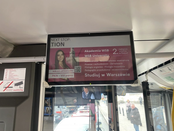 Zdjęcie nr 2 z galerii Uważaj to nie chmury to Pałac Kultury. Reklamy Akademii WSB w stołecznej komunikacji miejskiej