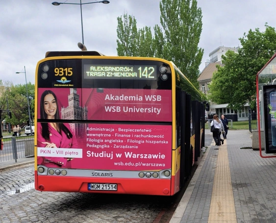 Zdjęcie nr 3 z galerii Uważaj to nie chmury to Pałac Kultury. Reklamy Akademii WSB w stołecznej komunikacji miejskiej