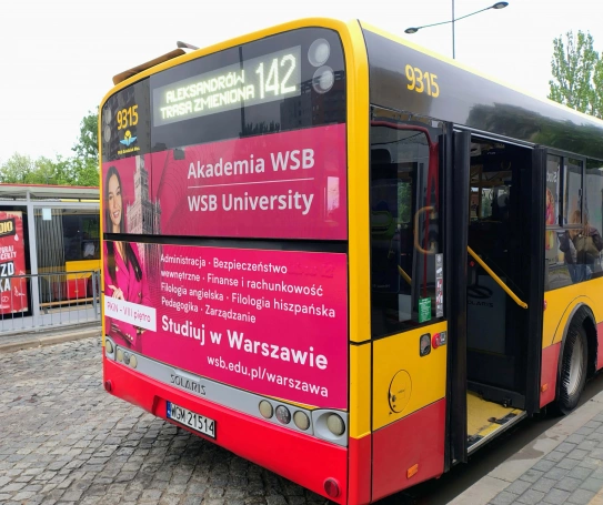Zdjęcie nr 4 z galerii Uważaj to nie chmury to Pałac Kultury. Reklamy Akademii WSB w stołecznej komunikacji miejskiej
