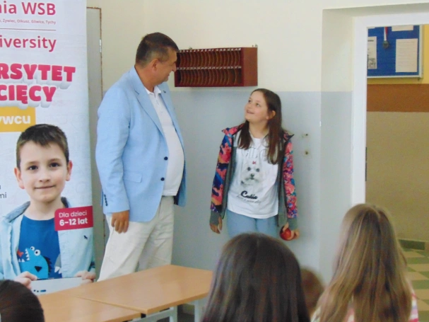 Zdjęcie nr 5 z galerii Młodzi detektywi odkrywali tajniki kryminalistyki podczas warsztat&oacute;w Uniwersytetu Dziecięcego w Żywcu