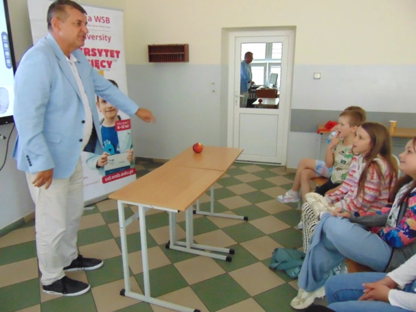 Zdjęcie nr 6 z galerii Młodzi detektywi odkrywali tajniki kryminalistyki podczas warsztat&oacute;w Uniwersytetu Dziecięcego w Żywcu