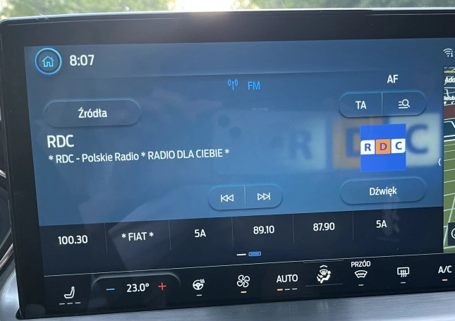 Zdjęcie nr 2 z galerii Halo, halo&hellip; czy nas słychać? Reklamy Akademii WSB w Polskim Radiu RDC