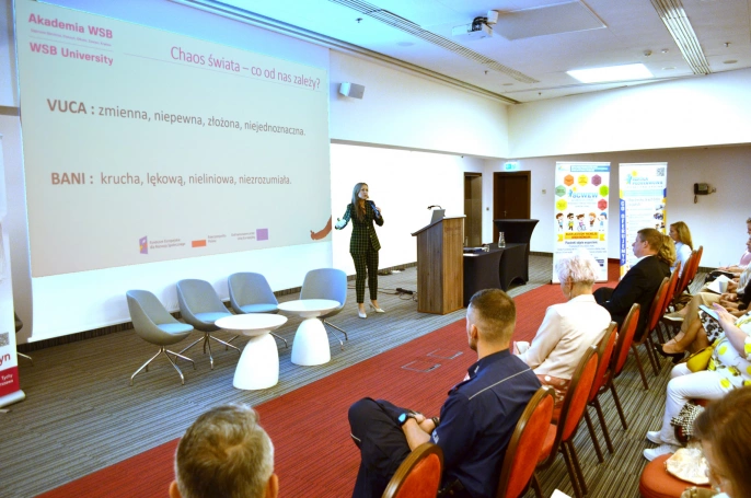 Zdjęcie nr 7 z galerii Edukacja włączająca w praktyce. Dziekan Akademii WSB w Cieszynie na konferencji podsumowującej działalność SCWEW w Bielsku-Białej