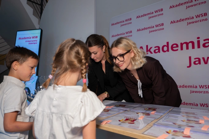 Zdjęcie nr 3 z galerii Uroczyste zakończenie roku akademickiego 2025/2026 Jaworznickiego Uniwersytetu Dziecięcego Akademii WSB
