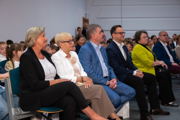 Zdjęcie nr 9 z galerii Uroczyste zakończenie roku akademickiego 2025/2026 Jaworznickiego Uniwersytetu Dziecięcego Akademii WSB