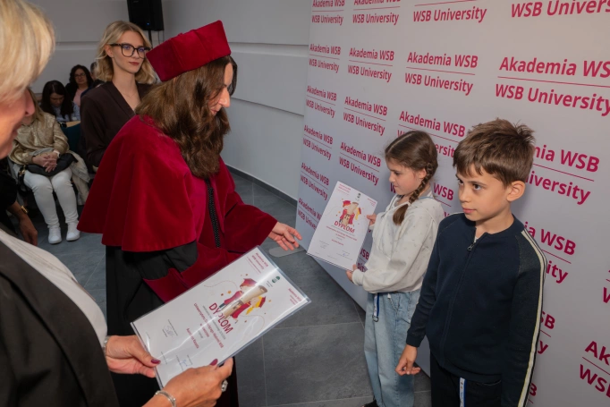 Zdjęcie nr 22 z galerii Uroczyste zakończenie roku akademickiego 2025/2026 Jaworznickiego Uniwersytetu Dziecięcego Akademii WSB