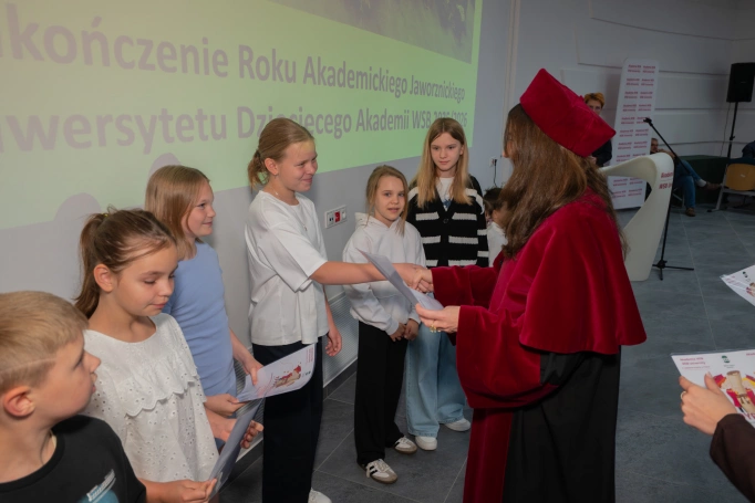 Zdjęcie nr 24 z galerii Uroczyste zakończenie roku akademickiego 2025/2026 Jaworznickiego Uniwersytetu Dziecięcego Akademii WSB