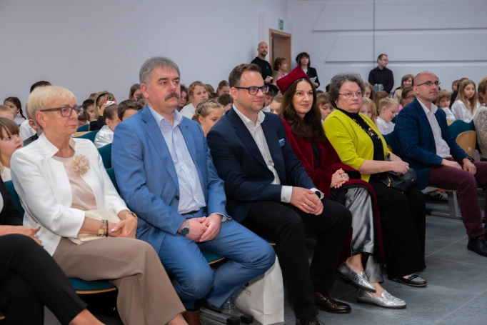 Zdjęcie nr 20 z galerii Uroczyste zakończenie roku akademickiego 2025/2026 Jaworznickiego Uniwersytetu Dziecięcego Akademii WSB
