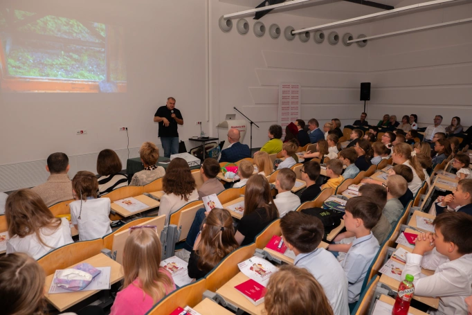Zdjęcie nr 19 z galerii Uroczyste zakończenie roku akademickiego 2025/2026 Jaworznickiego Uniwersytetu Dziecięcego Akademii WSB