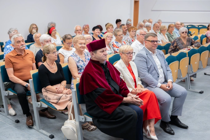 Zdjęcie nr 20 z galerii Uroczysta Gala Zakończenia Roku Akademickiego 2025/2026 Uniwersytetu Trzeciego Wieku Akademii WSB w Jaworznie