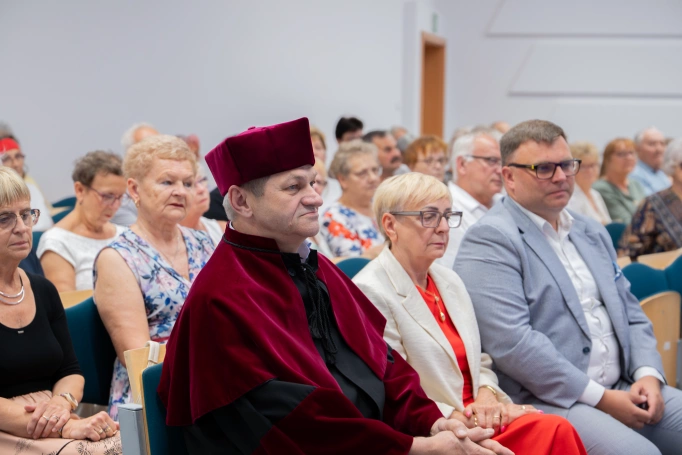 Zdjęcie nr 21 z galerii Uroczysta Gala Zakończenia Roku Akademickiego 2025/2026 Uniwersytetu Trzeciego Wieku Akademii WSB w Jaworznie