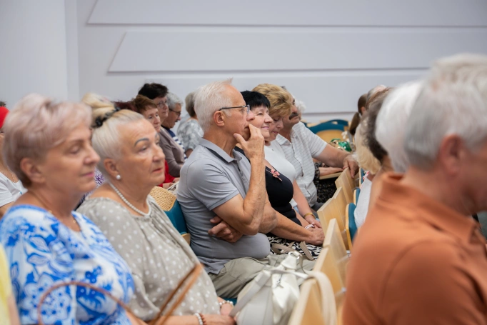 Zdjęcie nr 14 z galerii Uroczysta Gala Zakończenia Roku Akademickiego 2025/2026 Uniwersytetu Trzeciego Wieku Akademii WSB w Jaworznie