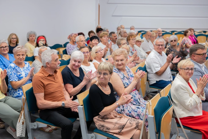 Zdjęcie nr 30 z galerii Uroczysta Gala Zakończenia Roku Akademickiego 2025/2026 Uniwersytetu Trzeciego Wieku Akademii WSB w Jaworznie