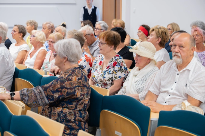 Zdjęcie nr 32 z galerii Uroczysta Gala Zakończenia Roku Akademickiego 2025/2026 Uniwersytetu Trzeciego Wieku Akademii WSB w Jaworznie