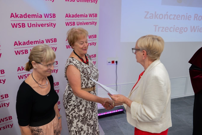 Zdjęcie nr 37 z galerii Uroczysta Gala Zakończenia Roku Akademickiego 2025/2026 Uniwersytetu Trzeciego Wieku Akademii WSB w Jaworznie
