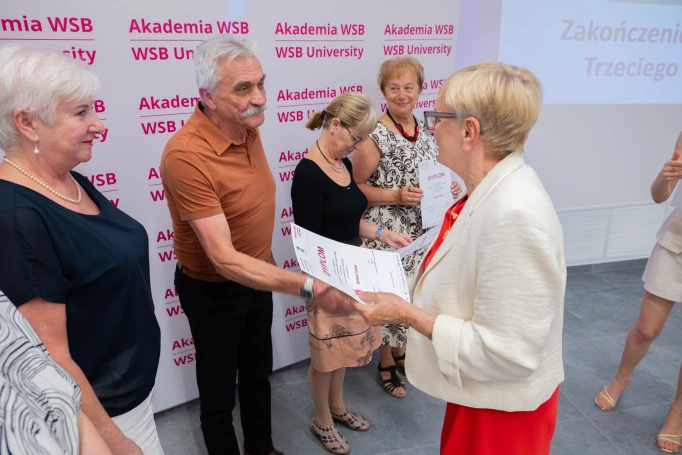 Zdjęcie nr 38 z galerii Uroczysta Gala Zakończenia Roku Akademickiego 2025/2026 Uniwersytetu Trzeciego Wieku Akademii WSB w Jaworznie